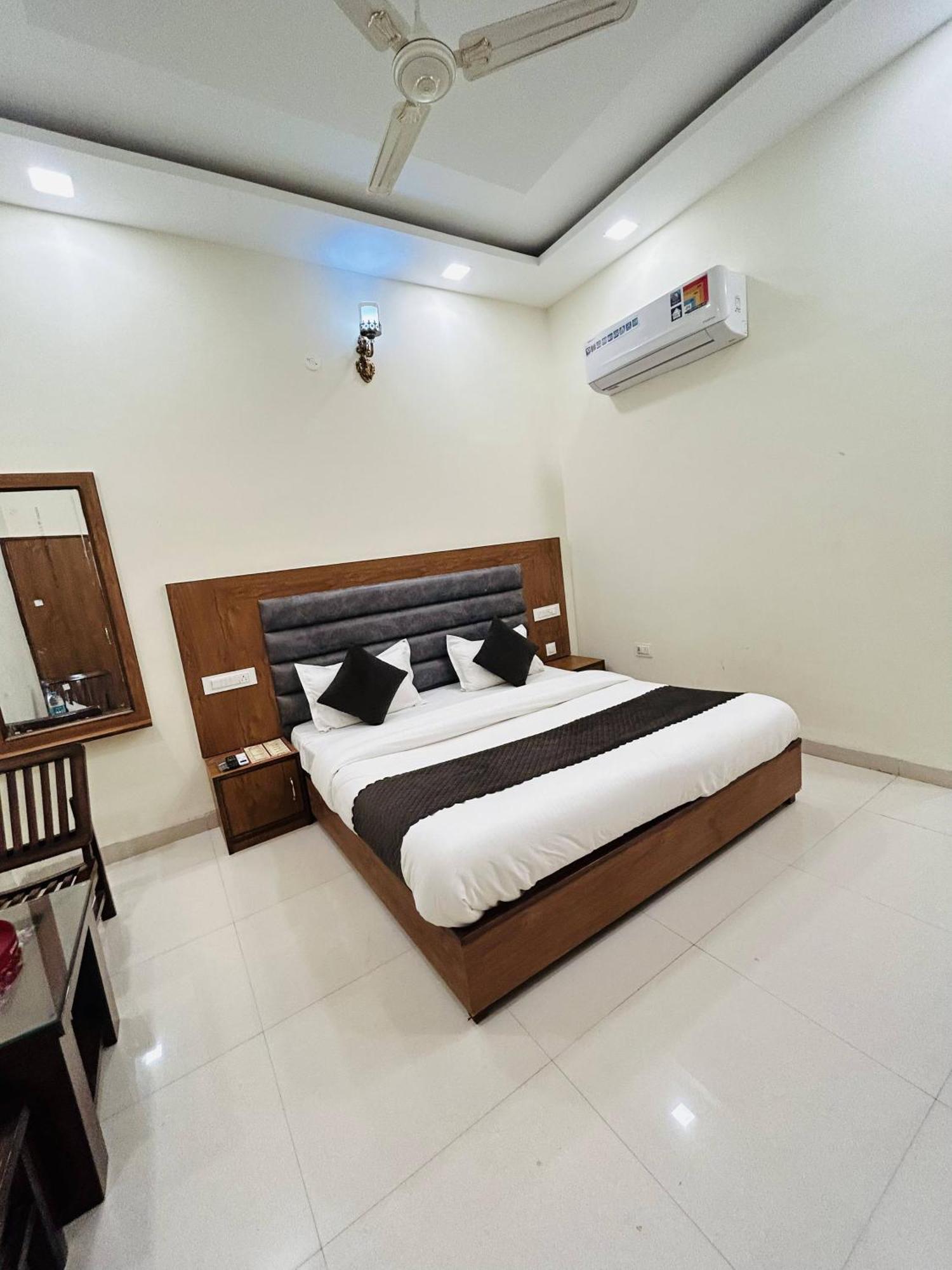 Hotel Woodlark Zirakpur Chandigarh !! Top Rated & Most Awarded Properties In Tricity !! المظهر الخارجي الصورة